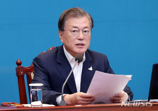 문재인 대통령이 31일 청와대 여민관에서 열린 수석보좌관 회의에 참석해 발언을 하고 있다. (사진/뉴시스)