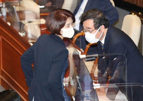 이낙연(오른쪽) 더불어민주당 대표와 한정애 정책위의장이 7일 오전 서울 여의도 국회에서 열린 제382회 국회(정기회) 제2차 본회의에 참석해 대화하고 있다. (사진=뉴시스 제공)