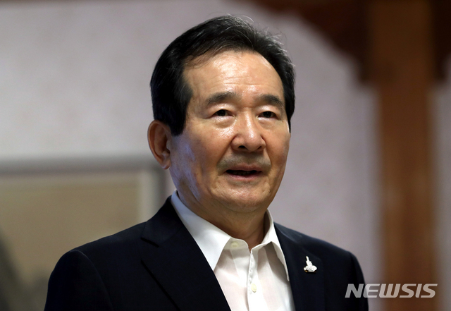 정세균 국무총리가 지난 3일 서울 종로구 삼청동 총리서울공관에서 '기후변화, 어떻게 적응해야 하나?' 주제로 열린 목요대화에 참석하기위해 가고 있다. (사진/뉴시스)