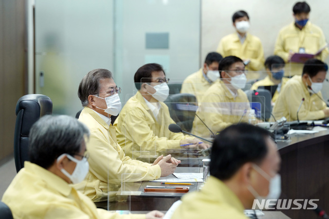 문재인 대통령이 7일 오후 청와대 국가위기관리센터에서 열린 태풍 ‘하이선’ 피해 긴급 상황 점검회의에 참석해 피해상황을 보고 받고 있다.(사진=청와대 제공)