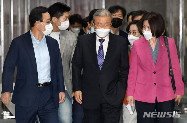 민의힘 김종인(가운데) 비상대책위원장과 주호영(왼쪽) 원내대표 등이 7일 국회에서 열린 비상대책위원회 회의에 참석하고 있다. (사진/뉴시스)