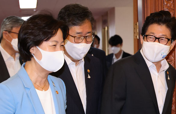 추미애 법무부 장관(왼쪽부터)과 박양우 문화체육관광부 장관, 조명래 환경부 장관이 8일 오전 서울 종로구 정부서울청사에서 청와대와의 화상으로 열린 국무회의에 참석하고 있다. (사진=뉴시스 제공)