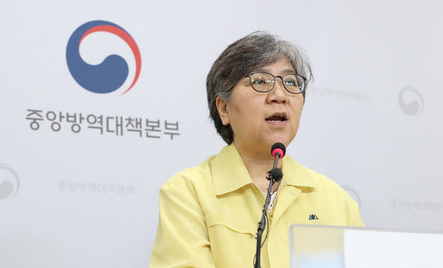 정은경 중앙방역대책본부장(질병관리본부장)이 8일 초대 질병관리청장에 내정됐다. 사진은 정 내정자가 21일 오후 충북 청주 질병관리본부에서 신종 코로나바이러스 감염증(코로나19) 국내 발생 현황을 발표하고 있다. (사진=뉴시스 제공