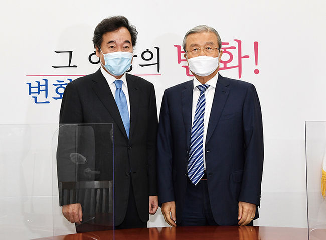 이낙연 더불어민주당 대표(왼쪽)가 9월 1일 오전 서울 여의도 국회에서 김종인 국민의힘(옛 미래통합당) 비상대책위원장을 예방하고 있다. 