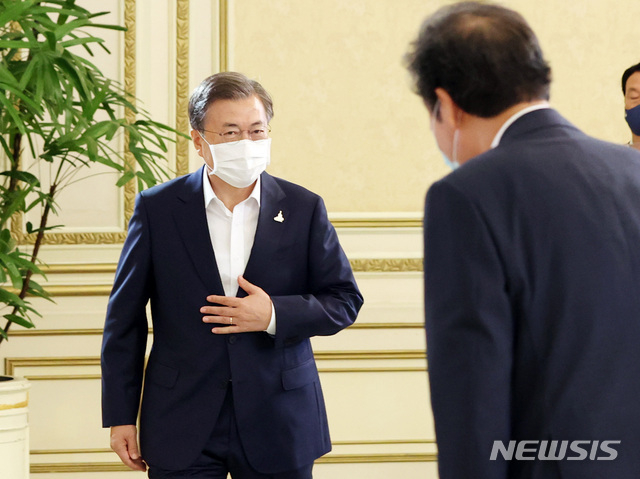 문재인 대통령이 3일 오전 청와대에서 열린 제1차 한국판 뉴딜 전략회의에 참석하며 이낙연 더불어민주당 대표와 인사를 나누고 있다. (사진/뉴시스)