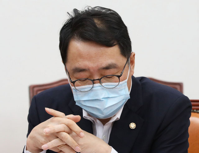 9일 오후 서울 여의도 국회에서 열린 더불어민주당 제2기 미래전환 K-뉴딜위원회 제1차 전체회의에 참석한 윤영찬 디지털뉴딜분과위원회 간사가 자료를 살펴보고 있다. (사진=뉴시스 제공)
