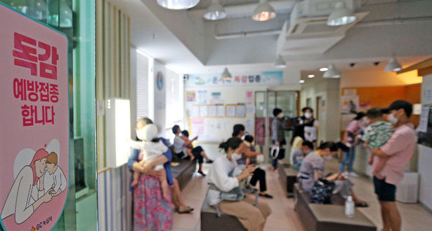 인플루엔자(독감) 국가예방접종 시행 첫 날인 8일 오후 대구 중구 한 소아과에 독감 예방접종 안내문이 붙여 있다. 이번 2020∼2021년 인플루엔자 예방접종을 무료로 받을 수 있는 국가예방접종 대상자는 생후 6개월∼만 18세 소아·청소년과 임신부, 만 62세 이상 어르신이며, 국가에서 지원하는 백신 역시 기존 3가 백신에서 4가 백신으로 변경됐다. (사진=뉴시스 제공)