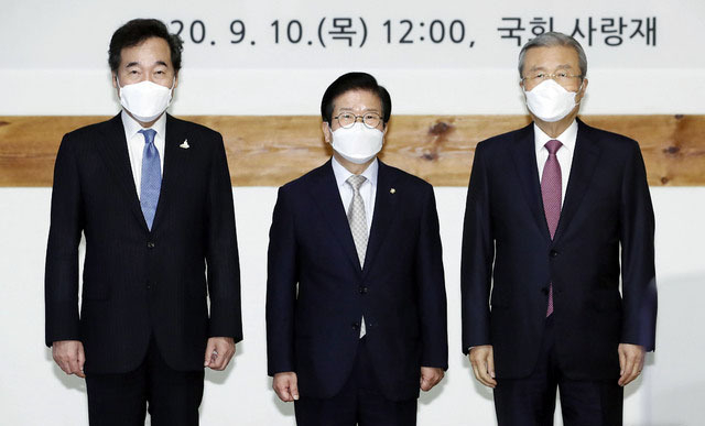 박병석 국회의장, 이낙연 더불어민주당 대표, 김종인 국민의힘 비상대책위원장이 10일 서울 여의도 국회 사랑재에서 열린 박 의장 주최 교섭단체 정당대표 오찬 간담회 전 기념촬영을 하고 있다. (사진=뉴시스 제공)