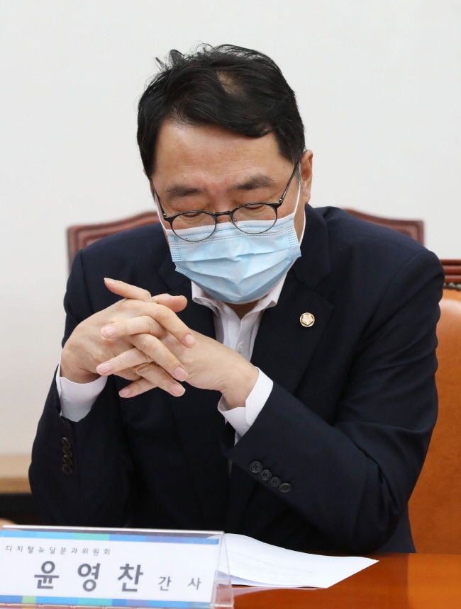  9일 오후 서울 여의도 국회에서 열린 더불어민주당 제2기 미래전환 K-뉴딜위원회 제1차 전체회의에 참석한 윤영찬 디지털뉴딜분과위원회 간사가 자료를 살펴보고 있다.