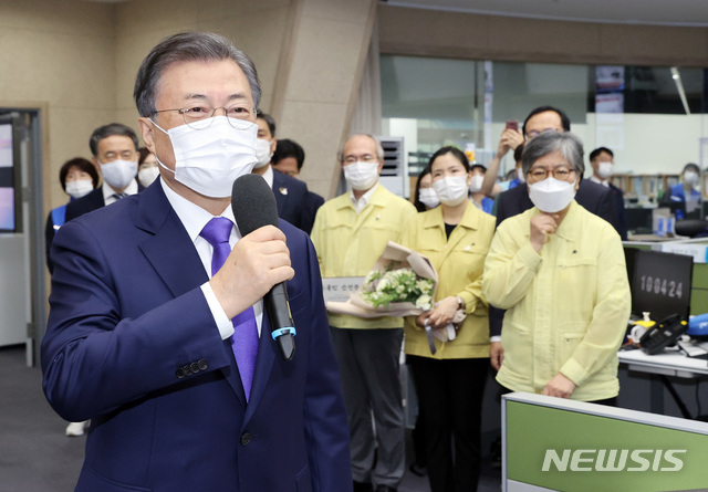 문재인 대통령이 11일 충북 청주 질병관리본부 긴급상황센터에서 정은경 초대 질병관리청장에게 임명장을 수여한 뒤 감염병 대응 및 질병관리 예방체계의 도약을 당부하는 발언을 하고 있다. (사진=청와대 제공)