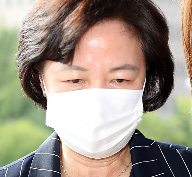 추미애 법무부 장관이 11일 오전 경기 과천시 법무부청사로 출근하고 있다. (사진=뉴시스 제공)
