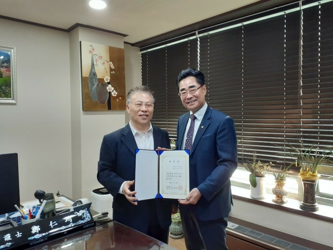 법무법인 준의 정인균 변호사(좌)와 김두익 前 금융감독원 금융분쟁조정위원(우).
