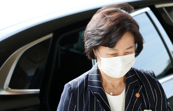 추미애 법무부 장관이 11일 오전 경기 과천시 법무부로 출근하고 있다. (사진=뉴시스 제공)