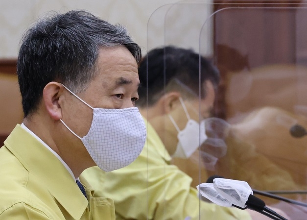 박능후 중앙재난안전대책본부(중대본) 1차장(보건복지부 장관)이 12일 오전 서울 종로구 정부서울청사에서 열린 코로나19 중앙재난안전대책본부 회의에 참석해 발언하고 있다.