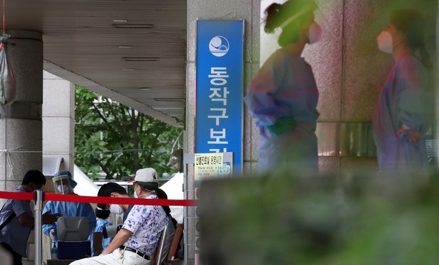 신종 코로나바이러스 감염증(코로나19) 누적 환자가 225일만에 2만명 넘어선 1일 오전 서울 동작구 보건소 선별진료소에서 시민들이 코로나19 관련 검체채취를 위해 줄지어 기다리고 있다.