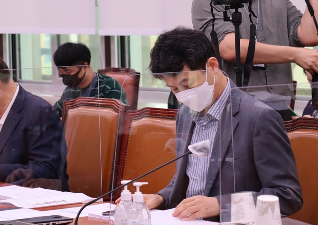 윤건영 의원이 11일 외교통일위원회 첫 번째 법안심사소위에 참석해 법안 심사를 하고 있다. 