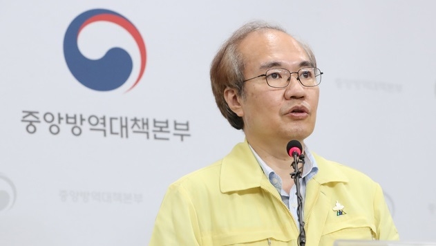 권준욱 중앙방역대책본부 부본부장이 지난달 18일 오후 충북 청주 질병관리본부에서 신종 코로나바이러스 감염증(코로나19) 국내 발생 현황에 대해 브리핑하고 있다.
