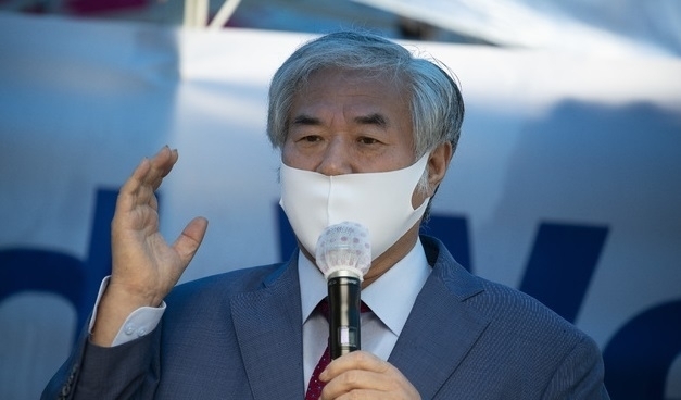 전광훈 사랑제일교회 목사가 보석취소로 재수감된 가운데, 교회는 "담임목사는 여전히 전광훈 목사"라고 밝혔다.