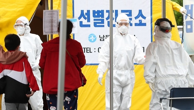 인천시에서 신종 코로나바이러스 감염증(코로나19) 확진환자가 추가 발생된 19일 오전 인천시 남동구보건소 선별진료소에서 의료진이 분주하게 움직이고 있다.
