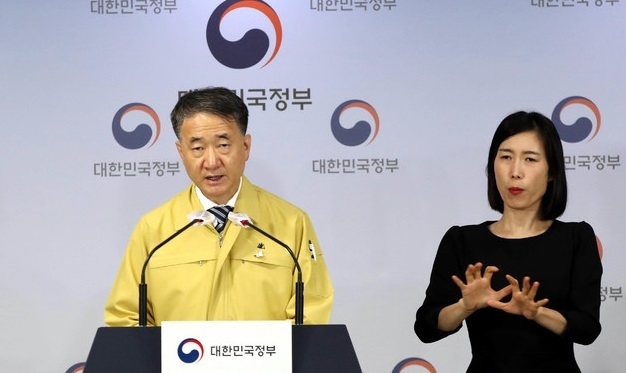 박능후 중앙재난안전대책본부 1차장(보건복지부 장관)이 13일 오후 서울 종로구 정부서울청사 합동브리핑실에서 중앙재난안전대책본부 코로나19 대응 정례 브리핑을 하고 있다.
