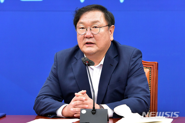 김태년 더불어민주당 원내대표가 10일 오후 서울 여의도 국회에서 화상 연결로 소속 의원들과 진행한 온택트 의원총회에서 발언을 하고 있다. (사진=뉴시스 제공)