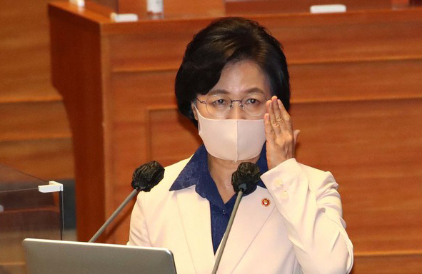추미애 법무부 장관이 14일 오후 서울 여의도 국회 본회의장에서 열린 정치분야 대정부 질문에서 더불어민주당 정청래 의원의 질문에 답하고 있다. (사진=뉴시스 제공)