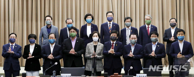 유은혜 부총리 겸 교육부 장관과 전국시도교육감 및 관계자들은 14일 전북 익산시 원광대학교에서 열린 '원격수업 질 제고 및 교육안전망 현장 안착을 위한 교육부-전국시도교육감협의회 간담회'에 참석해 기념촬영을 하고 있다. (사진/뉴시스)