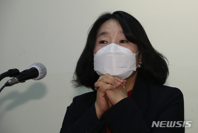 정의기억연대 부실 회계 의혹으로 윤미향 더불어민주당 의원이 지난 13일 검찰에 비공개 출석해 밤샘 조사를 받았다. 사진은 윤의원이 지난 10일 오전 서울 중구 정동에서 열린 택배노동자 과로사 실태조사 결과 발표 및 대책마련 토론회에 참석한 모습.(사진/뉴시스)