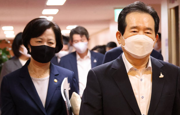 정세균 국무총리가 15일 오전 서울 종로구 정부서울청사에서 열린 국무회의에 추미애 장관과 함께 참석하고 있다. (사진=뉴시스 제공)