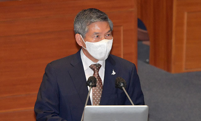정경두 국방부 장관이 15일 오후 서울 여의도 국회에서 열린 외교·통일·안보 분야 대정부질문에서 안규백 더불어민주당 의원의 질의에 답하고 있다. (사진=뉴시스 제공)