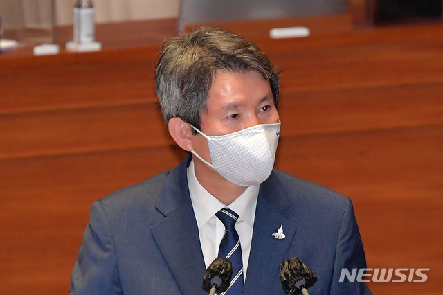 이인영 통일부 장관이 15일 오후 서울 여의도 국회에서 열린 외교·통일·안보 분야 대정부질문에서 박진 국민의힘 의원의 질의에 답하고 있다. (공동취재사진) 2020.09.15