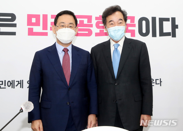 주호영 미래통합당 원내대표가 1일 오전 서울 여의도 국회 미래통합당 원내대표실에서 이낙연 더불어민주당 신임 당대표와 포즈를 취하고 있다. 2020.09.01. (사진/뉴시스)