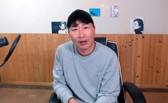 최국 해명 방송 소식이 15일 전해졌다. 최국은 이날 자신은 '불법 도박장을 개설한 웃찾사 남자 개그맨'이 아니라며 "최모씨를 알지만 말씀드릴 수는 없다"고 말했다. 사진은 개그맨 최국. 사진=최국 유튜브 캡처