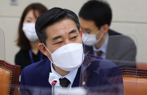 신원식 국민의힘 의원이 16일 서울 여의도 국회에서 열린 서욱 국방부 장관 후보자 인사청문회에서 질의하고 있다. (사진=공동취재사진)