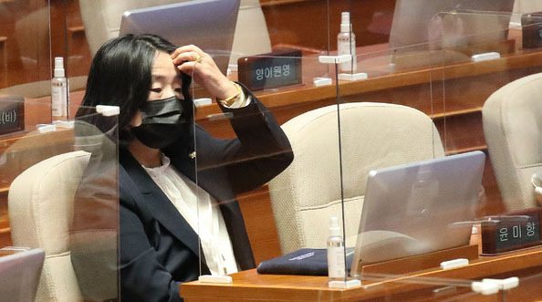윤미향 더불어민주당 의원이 15일 서울 여의도 국회 본회의장에서 열린 외교·통일·안보 분야 대정부질문에 참석해 있다. (사진=공동취재사진)