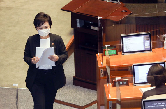김현미 국토교통부 장관이 16일 오후 서울 여의도 국회에서 열린 본회의 경제분야 대정부질문에서 답변을 마친 뒤 자리로 돌아가고 있다. (사진=공동취재사진)