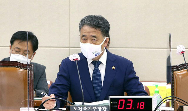 박능후 보건복지부 장관이 17일 국회에서 열린 보건복지위원회 전체회의에 출석해 의원 질의에 답변하고 있다. (사진=공동취재사진)