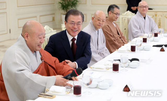 문재인 대통령이 26일 청와대 본관에서 열린 한국불교 지도자 초청 오찬 간담회에서 조계종 총무원장인 원행 스님에게 착석을 권하고 있다. 2019.07.26. (사진/뉴시스)