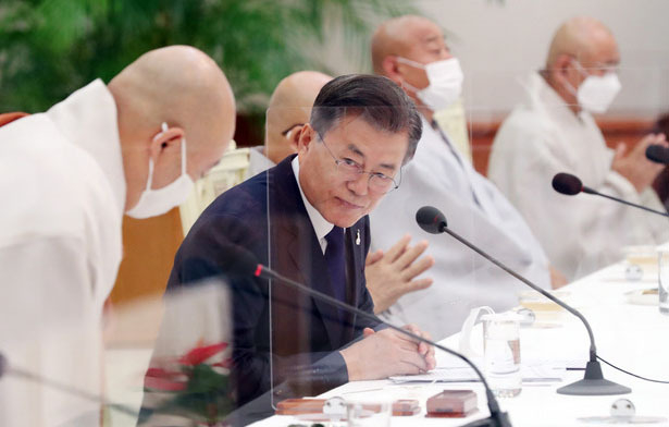 문재인 대통령이 18일 오전 청와대 본관에서 열린 한국 불교지도자 초청 간담회에 참석해 원행 스님의 참석자 대표 인사말 후 함께 인사를 하고 있다. (사진=청와대 제공)