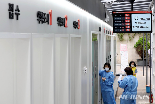 지난16일 오후 서울 서초구 보건소에 차려진 신종 코로나바이러스 감염증(코로나19) 언택트 선별진료소에서 의료진이 업무를 보고 있다. (사진/뉴시스)