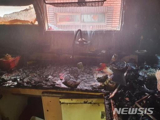 지난 14일 오전 11시16분께 인천시 미추홀구의 한 빌라 건물 2층에서 불이나 A군과 동생 B군이 중상을 입었다. 사고는 어머니가 집을 비운 사이 형제가 단둘이 라면을 끓여먹으려다 발생한 것으로 조사됐다.(사진/ 인천소방본부 제공)