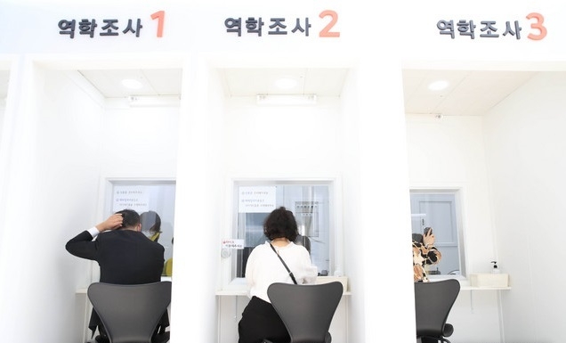 국내 신종 코로나바이러스 감염증(코로나19) 신규 확진자가 126명으로 36일째 세자릿수를 유지하고 있는 18일 오전 서울 서초구 서초구보건소 코로나19 선별진료소에서 시민들이 역학조사를 받고 있다.