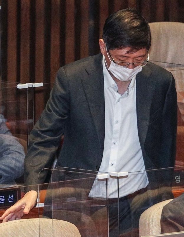 김홍걸 더불어민주당 의원이 16일 오후 서울 여의도 국회 본회의장에서 열린 경제분야 대정부질문에 참석하고 있다.