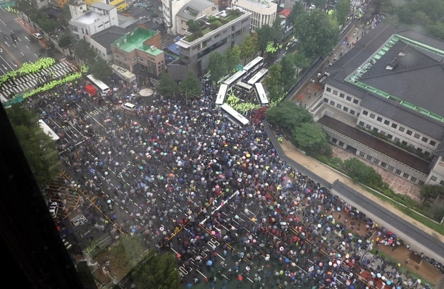 보수단체들이 15일 서울 종로구 광화문 광장 열린 8·15 대규모 집회에 참가한 가운데 집회를 마친후 경찰 저지선을 뚫고 사직로에서 청와대로 가는길로 몰려와 경찰들과 대치하고 있다.