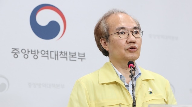 권준욱 중앙방역대책본부 부본부장이 18일 오후 충북 청주 질병관리본부에서 신종 코로나바이러스 감염증(코로나19) 국내 발생 현황에 대해 브리핑하고 있다.
