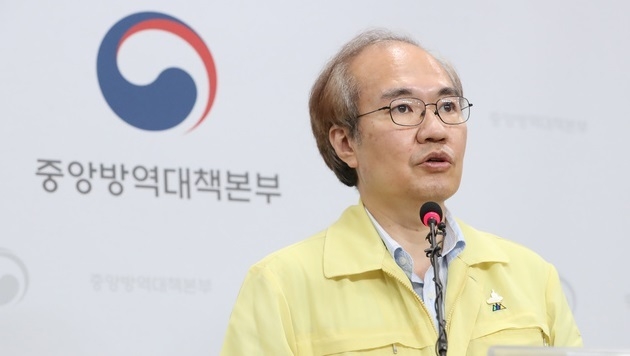 권준욱 중앙방역대책본부 부본부장이 지난달 18일 오후 충북 청주 질병관리본부에서 신종 코로나바이러스 감염증(코로나19) 국내 발생 현황에 대해 브리핑하고 있다.