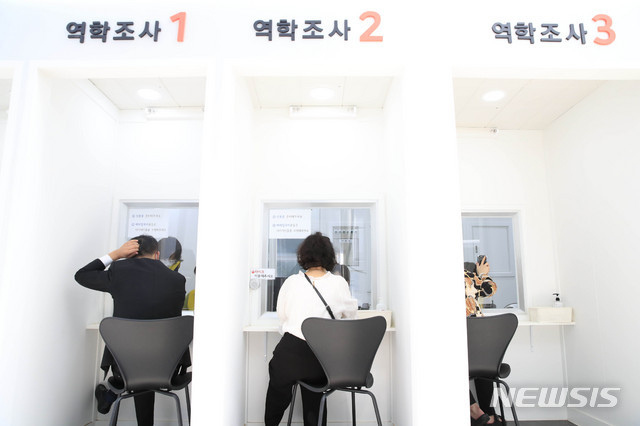 국내 신종 코로나바이러스 감염증(코로나19) 신규 확진자가 36일째 세자릿수를 유지하고 있는 18일 오전 서울 서초구 서초구보건소 코로나19 선별진료소에서 시민들이 역학조사를 받고 있다.. (사진/뉴시스)
