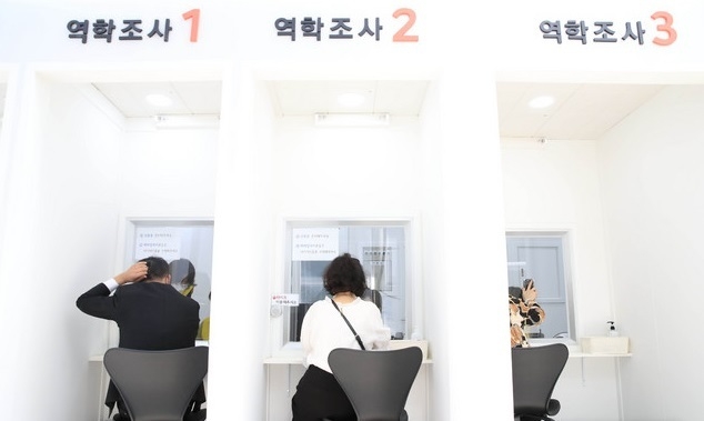국내 신종 코로나바이러스 감염증(코로나19) 신규 확진자가 126명으로 36일째 세자릿수를 유지하고 있는 18일 오전 서울 서초구 서초구보건소 코로나19 선별진료소에서 시민들이 역학조사를 받고 있다.