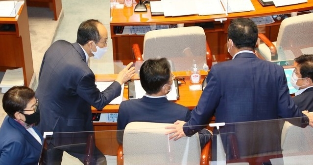 국민의힘 추경호 예결위 간사(왼쪽 두번째)와 의원들이 18일 국회 예산결산특별위원회 전체회의에서 4차 추경안에 대해 논의하고 있다.