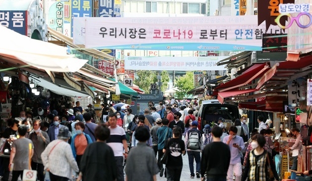 더불어민주당과 정부가 소상공인에게 긴급자금 10조 원을 지원할 수 있도록 신용보증기금 출연을 확대할 것이라고 발표한 1일 서울 중구 남대문시장에서 상인들과 방문객들로 북적이고 있다.